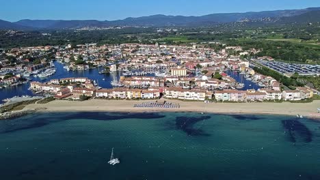 Destino-De-Vacaciones,-Casas-Coloridas,-Estilos-Tradicionales-Provenzales