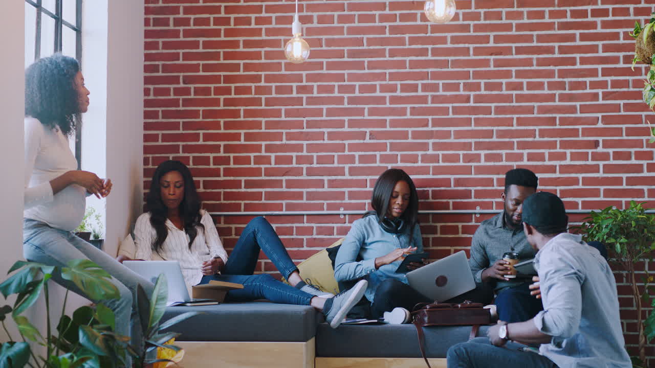 reunión de inicio, gente negra