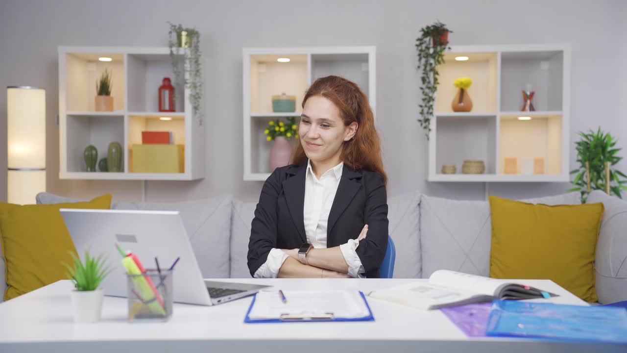 Donna in smart working sicura di sé.