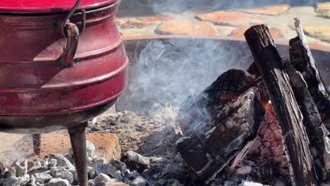 pootjie cocinando sobre un fuego
