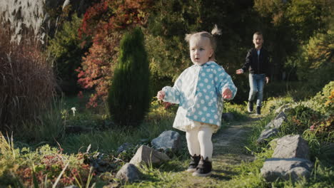 Bruder-Spielt-Mit-Kleiner-Schwester-Im-Herbstpark