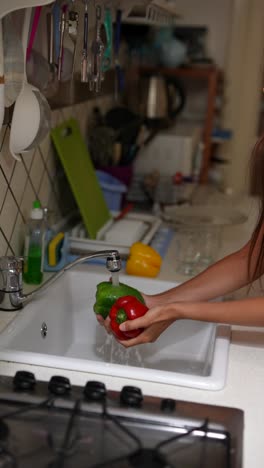 lavando pimientos en la cocina