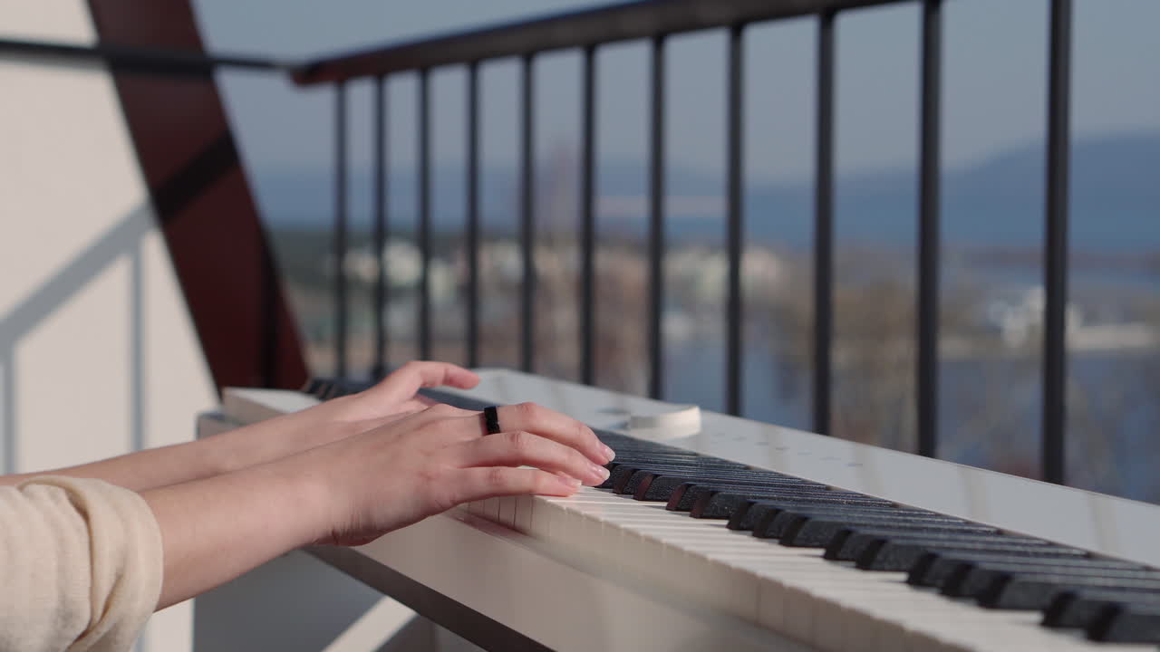 persona que toca un piano digital al aire libre