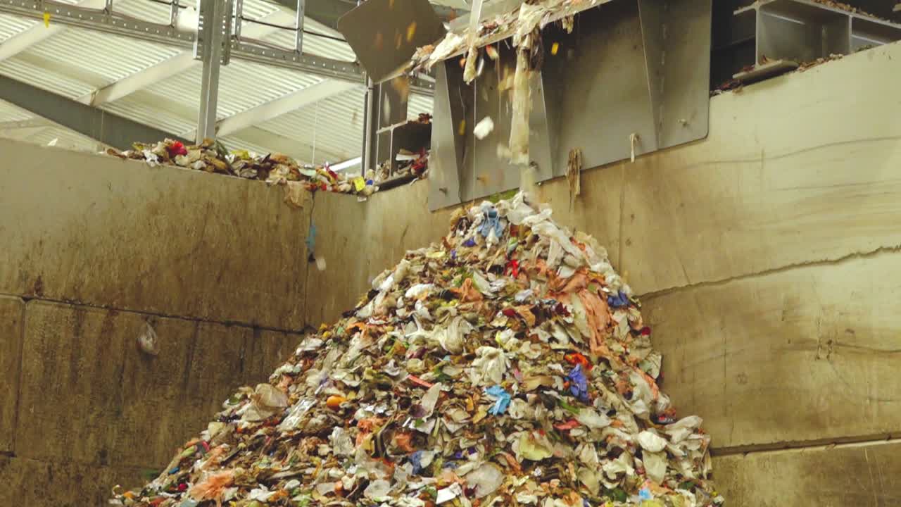 쓰레기는 위에서 아래로 떨어집니다.