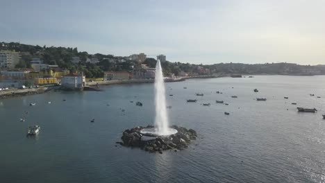 Erstaunlicher-Wasserbrunnen-Inmitten-Einiger-Boote-In-Oeiras