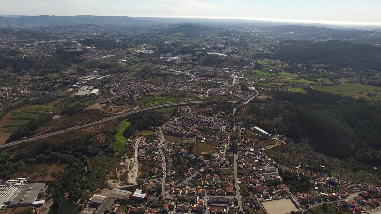 casas comunitarias suburbanas de clase media, volar sobre