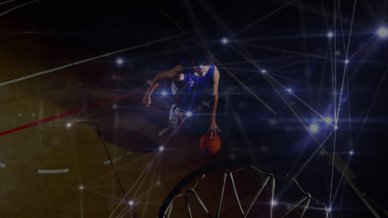 animación de redes de conexiones sobre jugador de baloncesto masculino biracial en el gimnasio