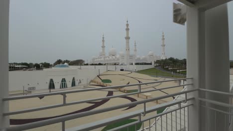 imágenes de los terrenos que rodean la gran mezquita sheikh zayed en abu dhabi, emiratos árabes unidos