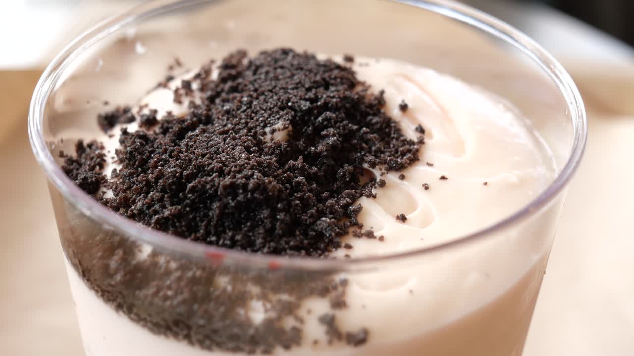 Primo piano di una bevanda dessert cremosa al biscotto e cioccolato