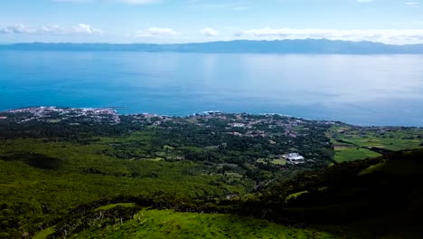 Toma-Aérea-Deslizante-De-Sao-Roque-Do-Pico-En-Las-Islas-Azores,-Portugal