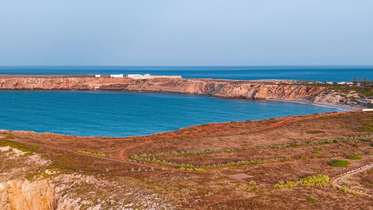 Vista sulla costa con acqua e terra vicino a un villaggio in Portogallo