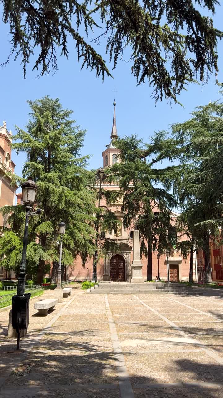Portrait-oriented recording of Bernardas Square in Alcalá de Henares, Madrid