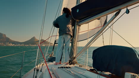 vela, barco y pareja en el mar para vacaciones