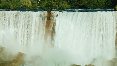 Erstaunliche-Niagarafälle-Und-Ein-Grüner-Wald-An-Der-Spitze,-Wo-Der-Niagara-Fluss-Die-Natur-An-Der-Grenze-Fließt