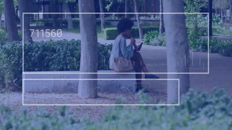 usando un teléfono inteligente en un banco, mujer con animación de procesamiento de datos en el parque
