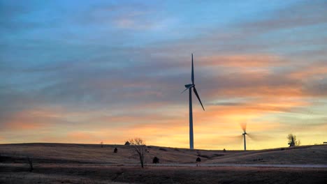 Zeitraffer-Windkraftanlagen-Vor-Dem-Hintergrund-Eines-Brennenden-Himmels