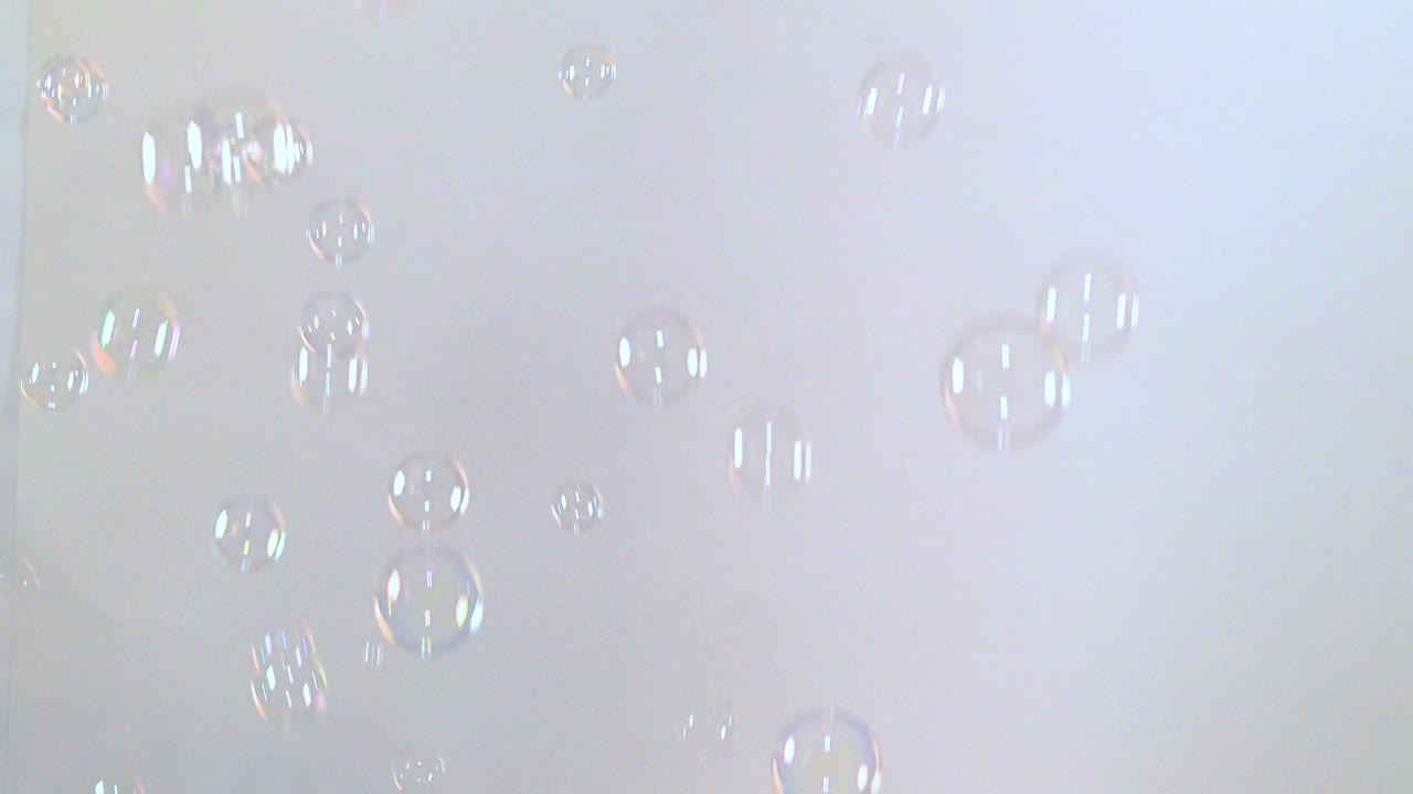 색 배경으로 떨어지는 거품