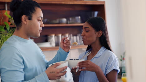 pareja, alimentándose y felices en la cocina comida
