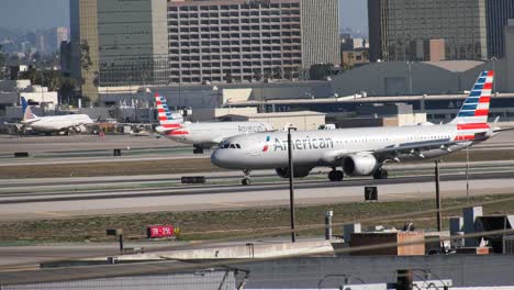 American-Airlines-planes-taxi-through-airport