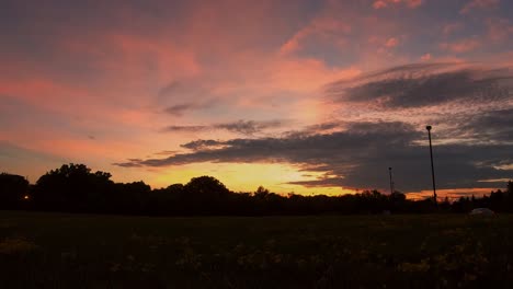 Dramatischer-Zeitraffer-Des-Sonnenuntergangs-über-Gewitterwolken-Am-Abend,-Wunderschöner-Orangefarbener-Sonnenuntergangshimmel