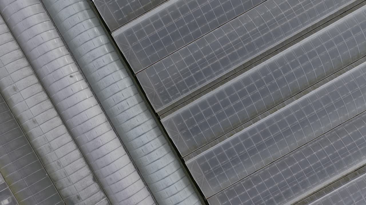 Vista de dron de una zona agrícola en Portugal con muchos invernaderos. Producción de alimentos. Seguridad alimentaria en la Unión Europea.