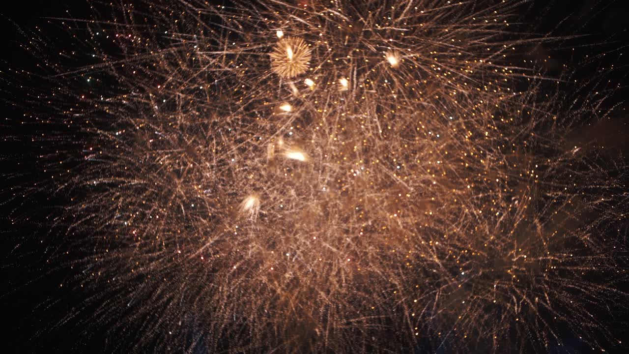 Cielo pieno di fuochi d'artificio durante la celebrazione di un concerto - slow motion notturno