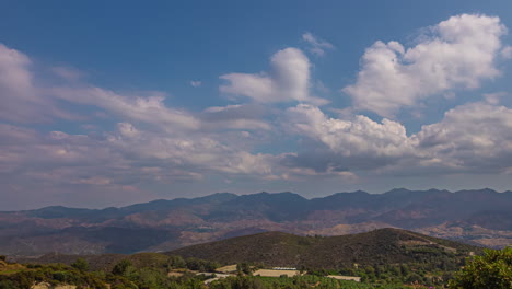 Lapso-De-Tiempo-De-Nubes-En-Movimiento-Hacia-La-Cordillera-Del-Horizonte-En-El-Fondo