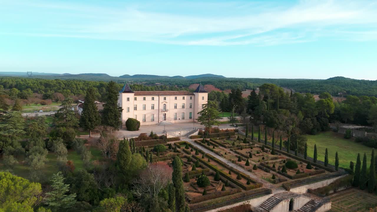 Vista aerea dei bellissimi giardini nell'area dipartimentale di Restinclieres