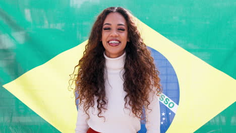 mujer, cara y sonrisa en brasil