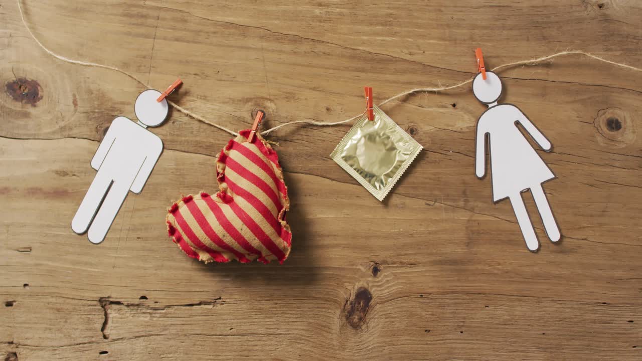 나무 테이블 위 에 심장 과 부부 아이콘 을 가진 콘 ⁇  의 클로즈업 영상