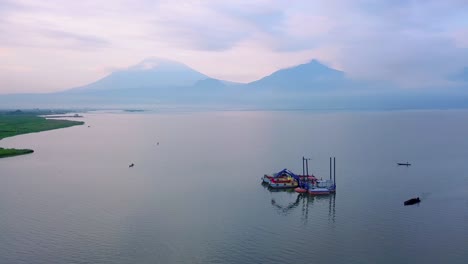 Drohnenschuss-Von-Baggerboot-Mit-Bagger-Auf-Dem-Schönen-See-Mit-Berg-Im-Hintergrund