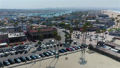 Vista-Aérea-De-La-Plaza-Mcfadden-En-Newport-Beach,-California