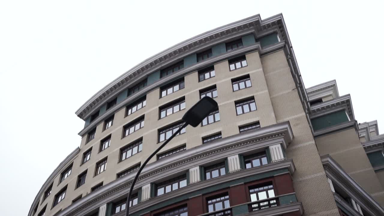 거리 램프와 함께 구부러진 건물 전면