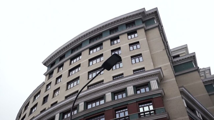 Facciata curva di un edificio con lampione stradale