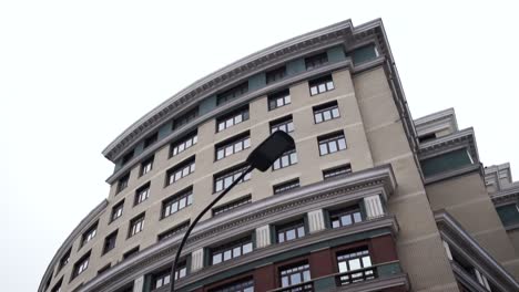 fachada curva del edificio con lámpara de calle