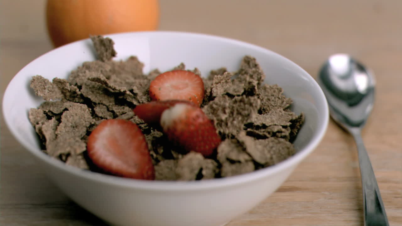 Fragole che cadono in super slow motion.