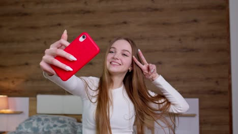 Joven-Blogger-Posando,-Tomando-Una-Foto-Selfie-En-Un-Teléfono-Móvil-Para-Las-Redes-Sociales-En-La-Cama-En-Casa