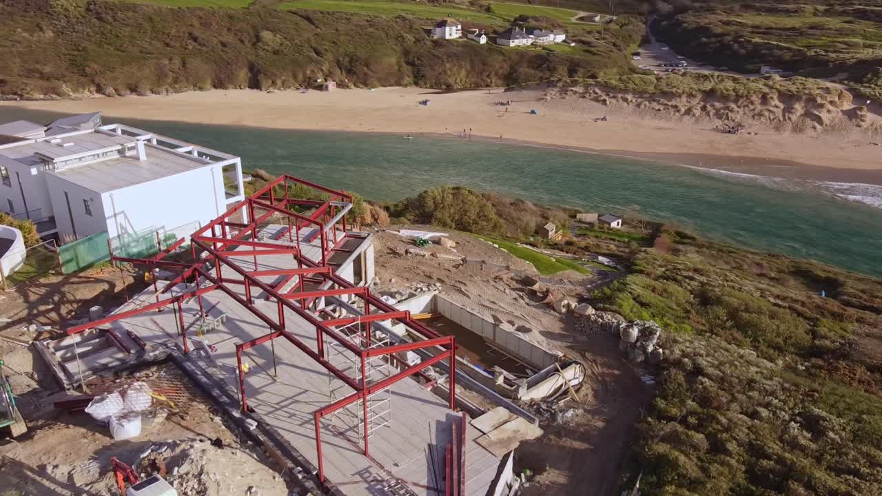 construcción de estructura de acero de toma aérea con vistas al mar en cornualles