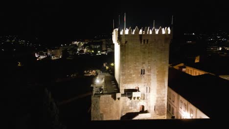 Drone-De-Derecha-A-Izquierda-Orbita-Alrededor-De-La-Torre-Del-Castillo-Por-La-Noche-En-Chaves-Vila-Real-Portugal