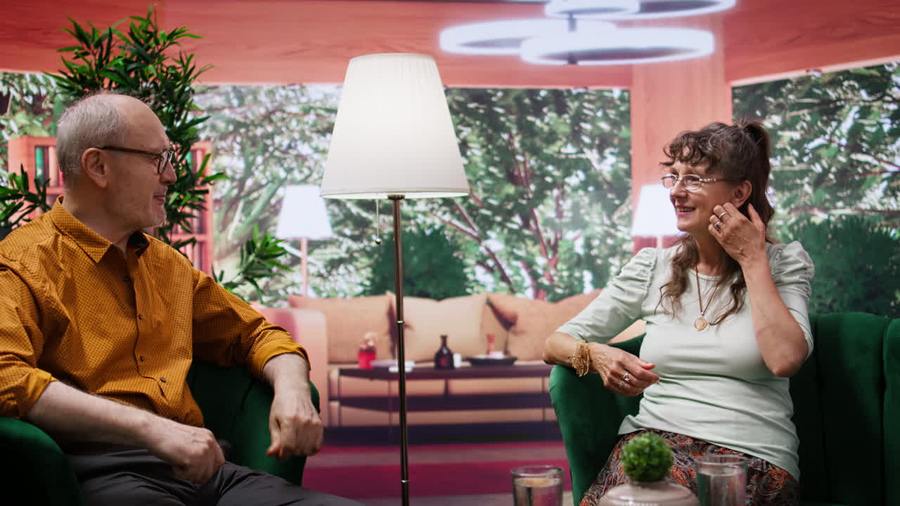 노인 남녀 가 집 에서 여가 시간 을 즐기고 있다