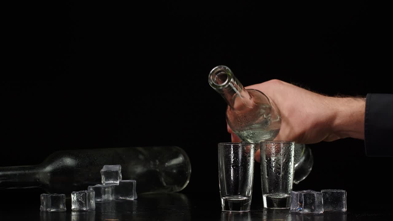 hombre vertiendo tiros de vodka