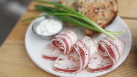 tocino salado con tostadas y cebollas