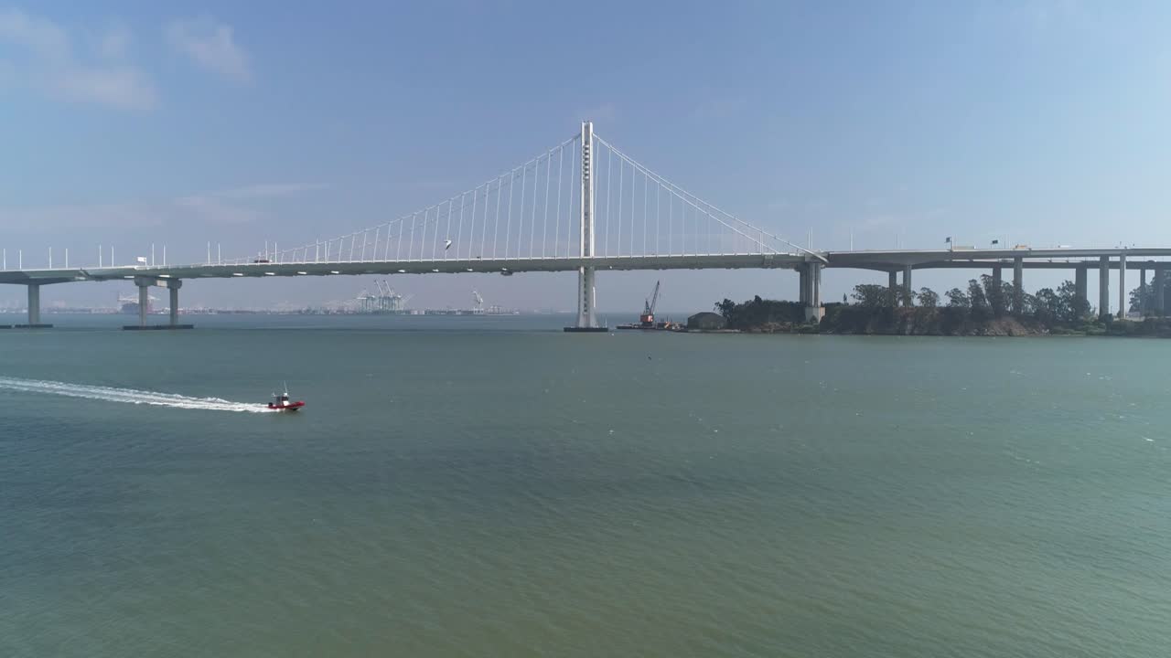 Vista aerea di veicoli in movimento sul Ponte San Francisco–Oakland Bay con la città sullo sfondo