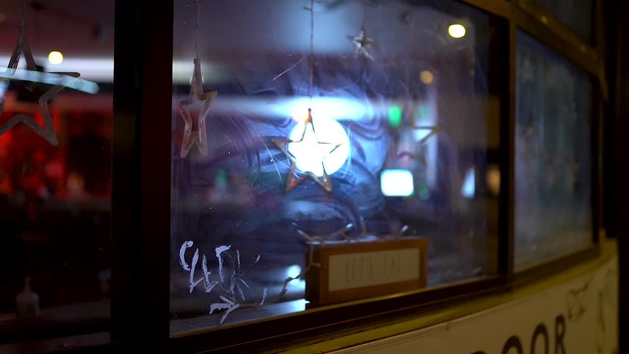 늦은 밤 식당 창문을 통해