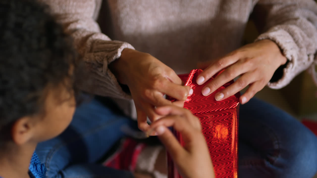 familia en casa en la época de navidad