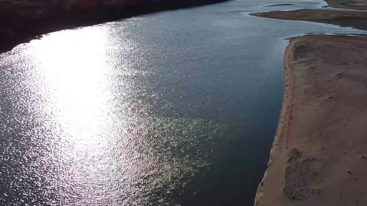 la orilla sur sobre el río red deer en alberta, canadá