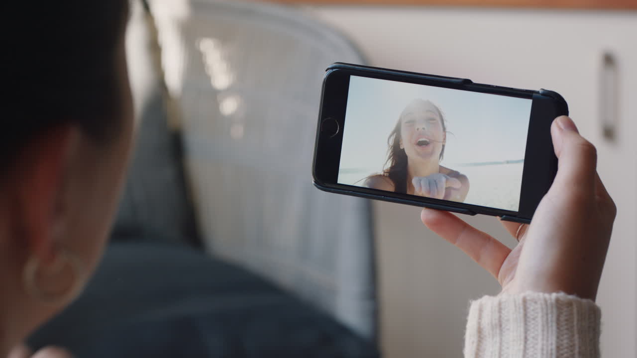 mujer joven chateando en video usando un teléfono inteligente amiga feliz en vacaciones de verano compartiendo experiencia de viaje divirtiéndose en vacaciones aventura comunicándose con el teléfono móvil