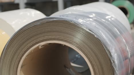 almacén industrial con rollos de chapa de acero