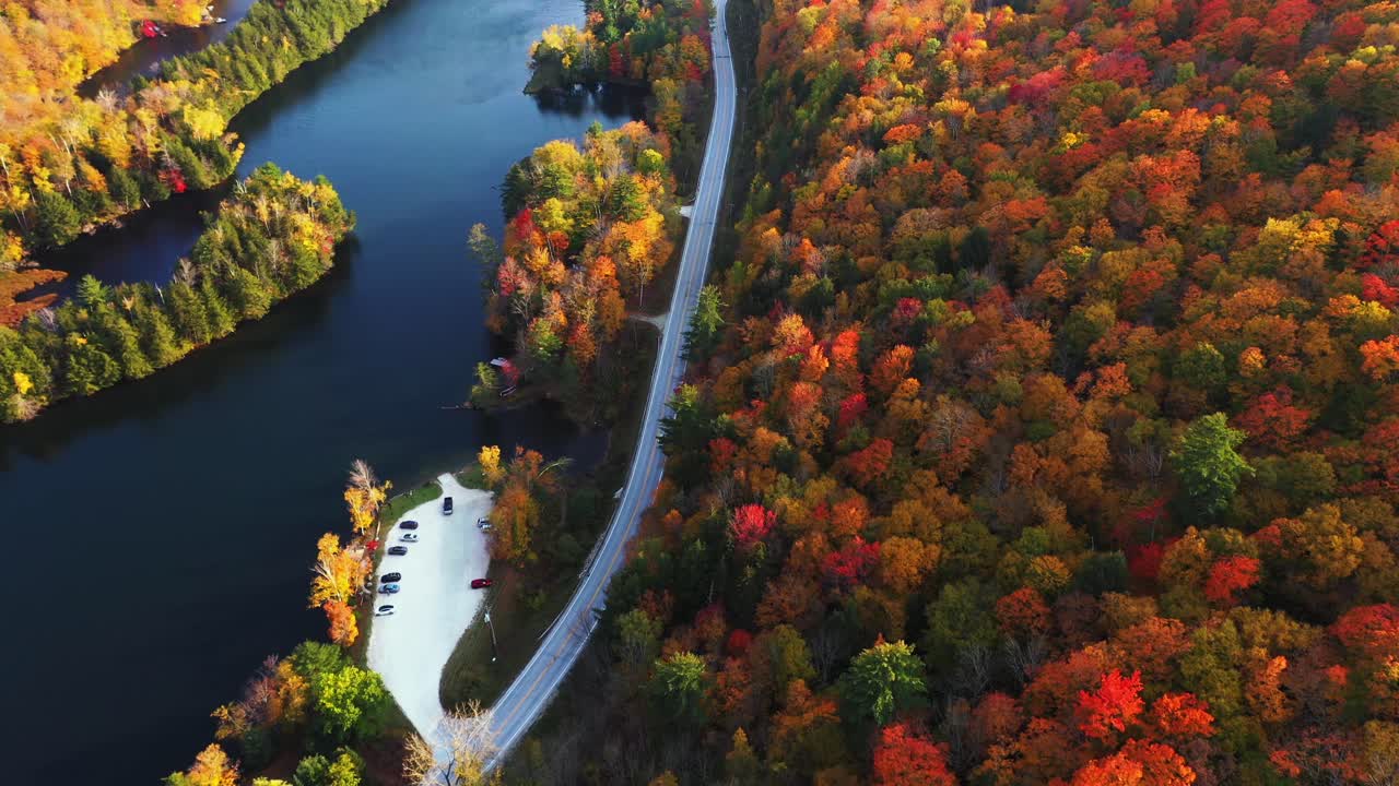 호숫가의 화창한 가을