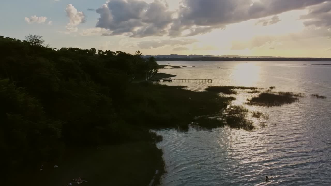 increíble fotografía aérea de la puesta de sol en la playa ecológica de arena blanca y agua cristalina el chechenal peten guatemala